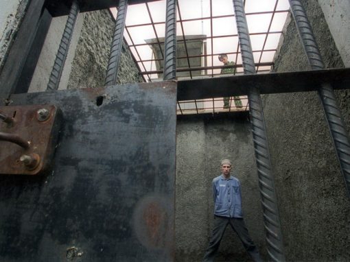 ?В Україні можуть почати випускати з в'язниць довічно засуджених.