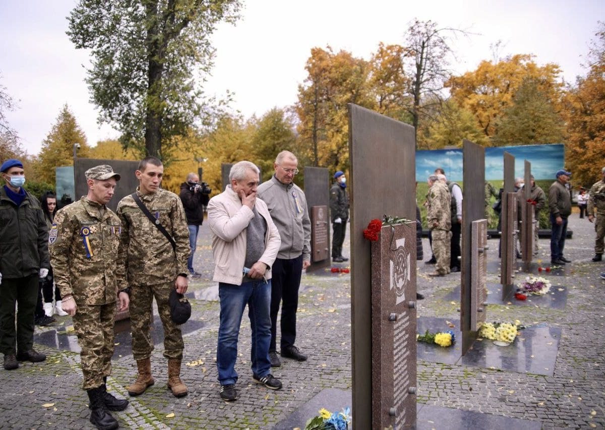 ❤️?У Дніпрі вшанували полеглих захисників та захисниць України на честь свята ❤️?У Дніпрі вшанували полеглих захисників та захисниць України на честь свята