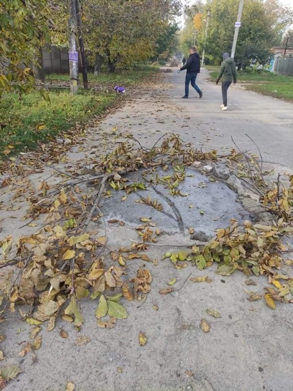 Набридло чекати: дніпряни самотужки ремонтують дорогу