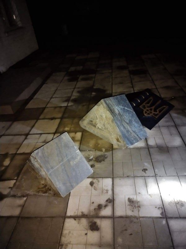 Невідомі розгромили міськраду та музей у Підгородному