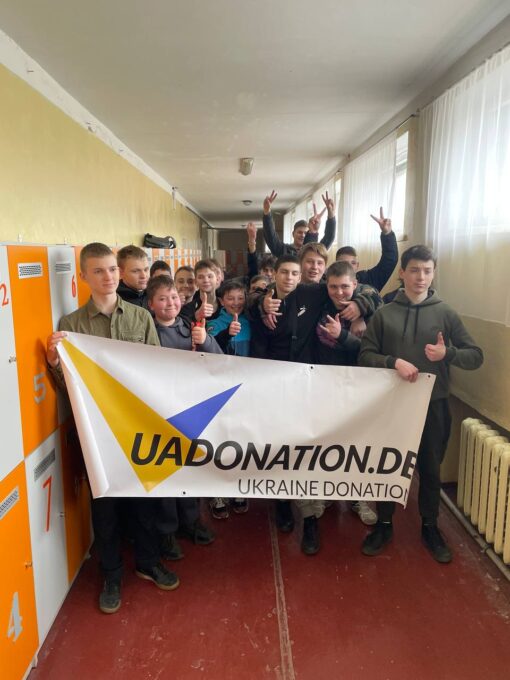Разом з Ukraine Donation e.V. від Aventinus-Gymnasium ми змогли передати меблі для школи №24, даруючи дітям комфорт та можливість вчитися в сприятливому середовищі. 
