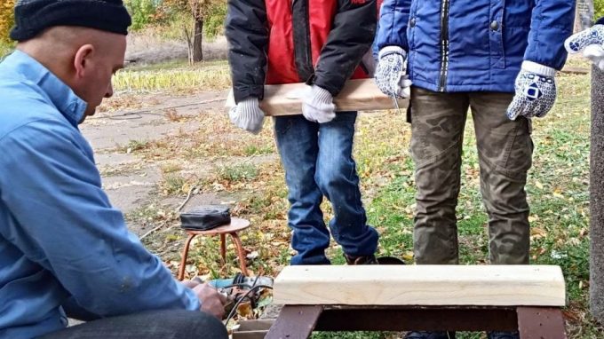 ?Безкоштовно, цікаво, корисно: у Кривому Розі дітей навчають теслярства.