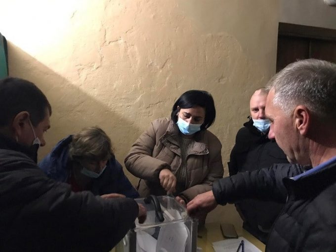 Вимагав хабарі, не ходив на роботу та не виконував своїх обов‘язків: бездіяльного голову ОТГ звільнили
