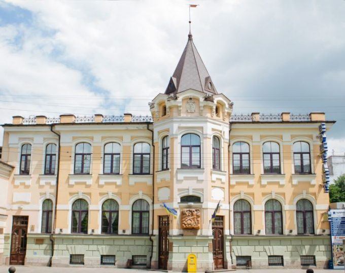 Будівлю﻿ «Укрпошти» невідомим чином приватизували.
