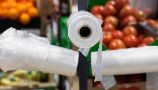 Вже з грудня пластикові пакети в супермаркетах стануть платними