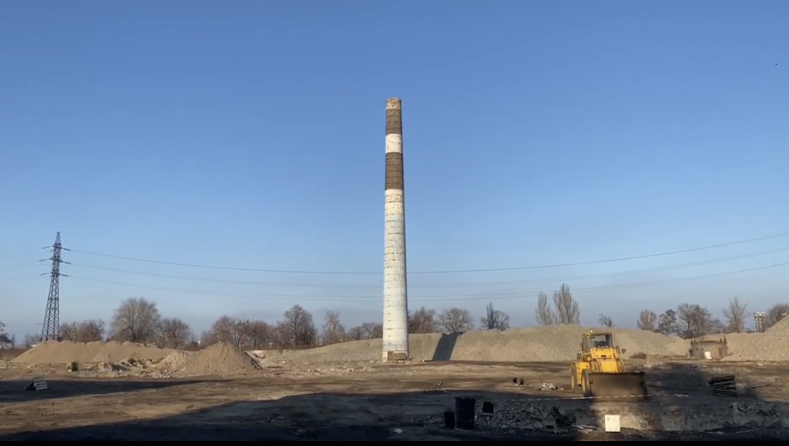 Як знесли височенну промислову трубу заради будівництва Епіцентру (відео)