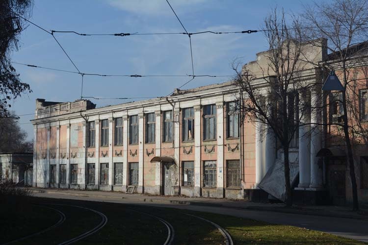 У Дніпрі підірвали будівлю колишнього метизного заводу (ВІДЕО)