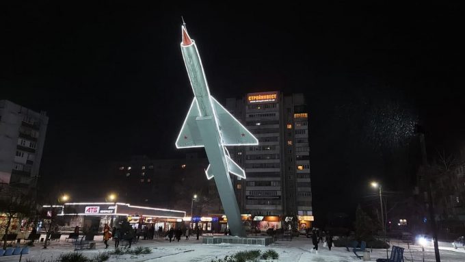 Літак-пам’ятник, символ Новомосковська, до новорічних свят обладнали підсвічуванням
