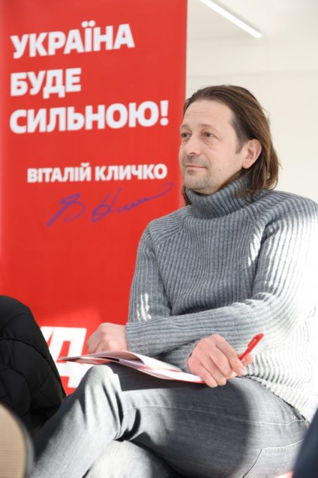 Змінити прапор Білорусі перед дніпровською мерією вчинок небезпечний з погляду політики, але добрий приклад самореклами, - написав  у своєму фейсбуку Юрій Сімонов, лідер Дніпропетровської обласної організації партії «Удар Віталія Кличка».