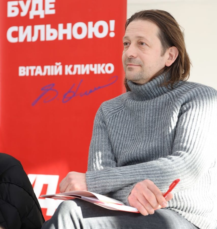 Змінити прапор Білорусі перед дніпровською мерією вчинок небезпечний з погляду політики, але добрий приклад самореклами, - написав  у своєму фейсбуку Юрій Сімонов, лідер Дніпропетровської обласної організації партії «Удар Віталія Кличка».