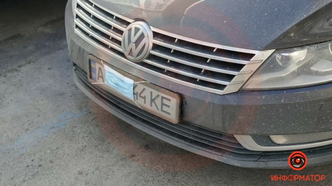 Від штрафу чи коронавірусу: у Дніпрі водій захистив свій автомобіль медичною маскою (ФОТО)