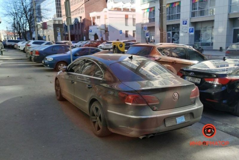 Від штрафу чи коронавірусу: у Дніпрі водій захистив свій автомобіль медичною маскою (ФОТО)