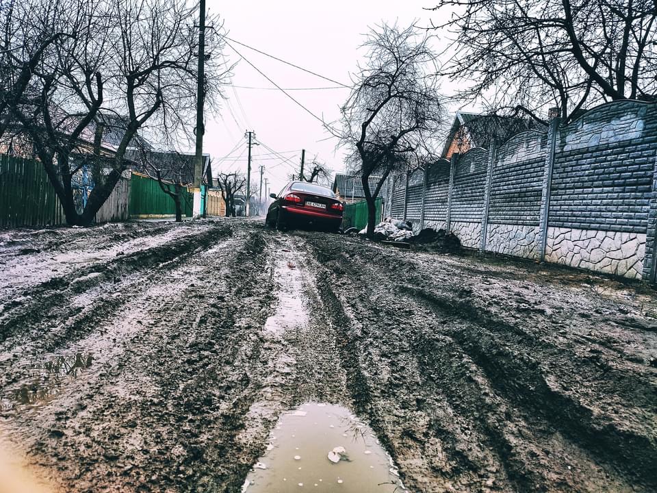 Замість асфальту багнюка 