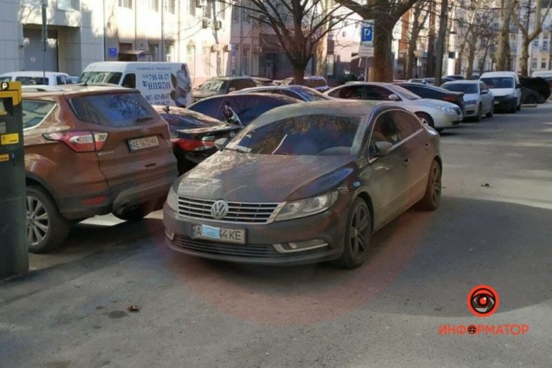 Від штрафу чи коронавірусу: у Дніпрі водій захистив свій автомобіль медичною маскою (ФОТО)