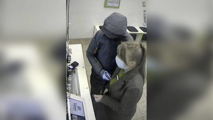 Збройне пограбування "Приватбанку": поліція розшукує злочинця