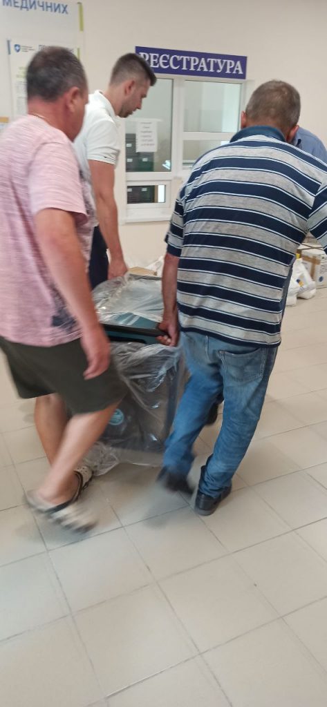 До Дня медичного працівника,  волонтери БО "Благодійний фонд "Крила Братерства" відвідали Центр Первинної медико-санітарної допомоги  Сурсько-Литовської громади Дніпровського району. 