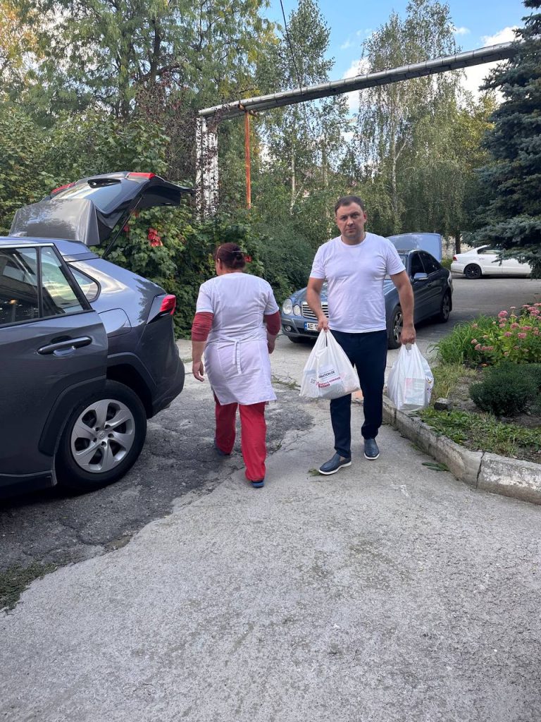 Передали гуманітарну допомогу  працівникам Центральної районної лікарні