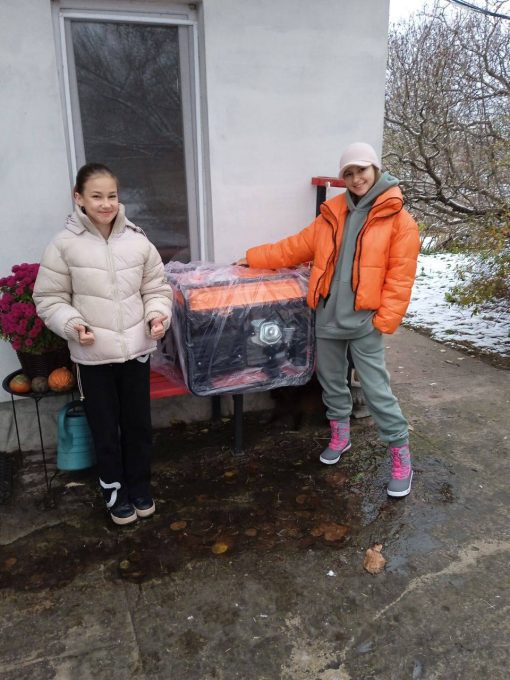 Поки хлопці захищають нашу країну, тут, у тилу, їх сім`ям доводиться важко, особливо  у зимовий час.