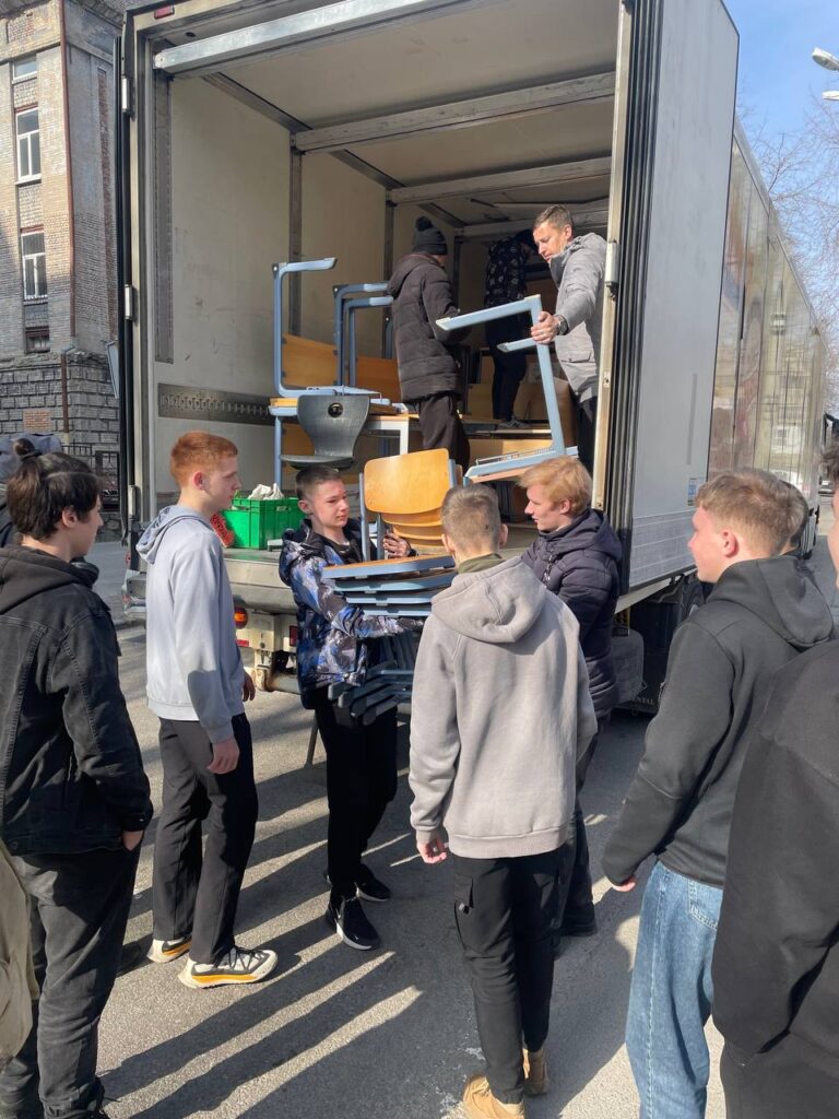 Щиро вдячні Aventinus-Gymnasium та Ukraine Donation e.V. за можливість доставити меблі в школу №79  у м. Дніпро! 