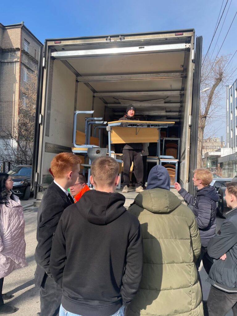 Щиро вдячні Aventinus-Gymnasium та Ukraine Donation e.V. за можливість доставити меблі в школу №79  у м. Дніпро! 