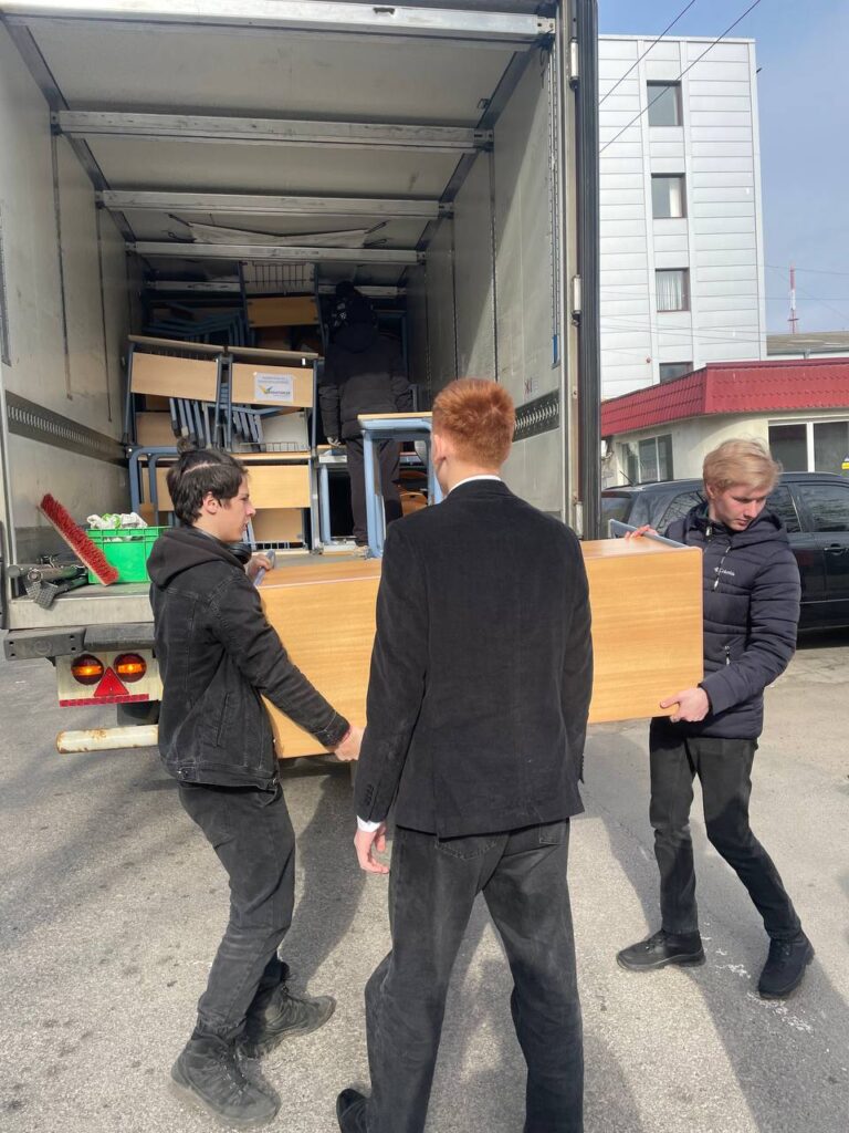 Щиро вдячні Aventinus-Gymnasium та Ukraine Donation e.V. за можливість доставити меблі в школу №79  у м. Дніпро! 
