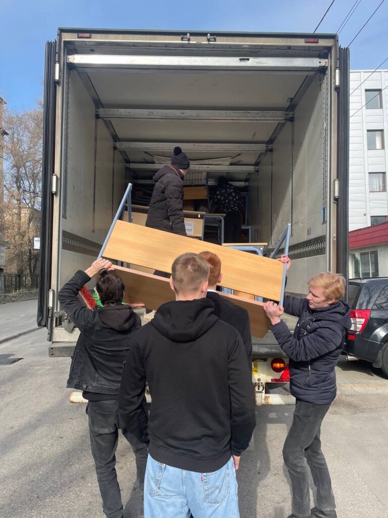 Щиро вдячні Aventinus-Gymnasium та Ukraine Donation e.V. за можливість доставити меблі в школу №79  у м. Дніпро! 