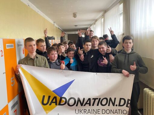 Разом з Ukraine Donation e.V. від Aventinus-Gymnasium ми змогли передати меблі для школи №24, даруючи дітям комфорт та можливість вчитися в сприятливому середовищі. 