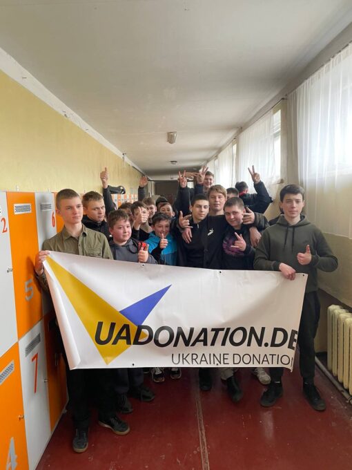 Разом з Ukraine Donation e.V. від Aventinus-Gymnasium ми змогли передати меблі для школи №24, даруючи дітям комфорт та можливість вчитися в сприятливому середовищі. 