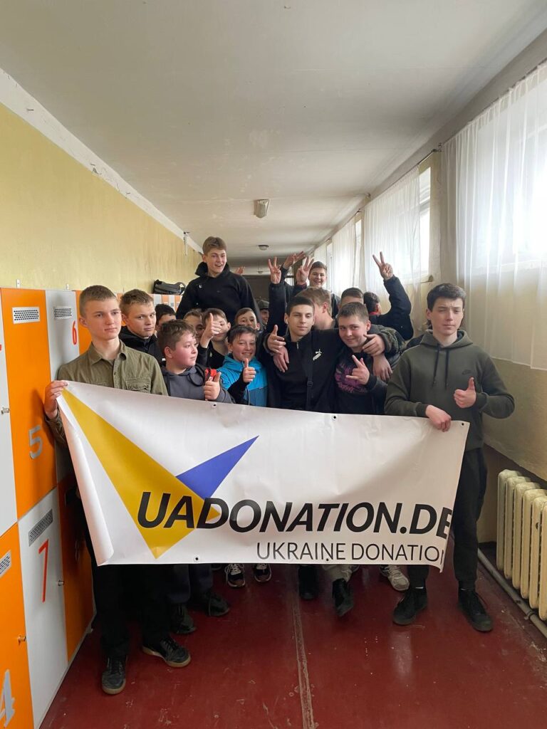 Разом з Ukraine Donation e.V. від Aventinus-Gymnasium ми змогли передати меблі для школи №24, даруючи дітям комфорт та можливість вчитися в сприятливому середовищі. 