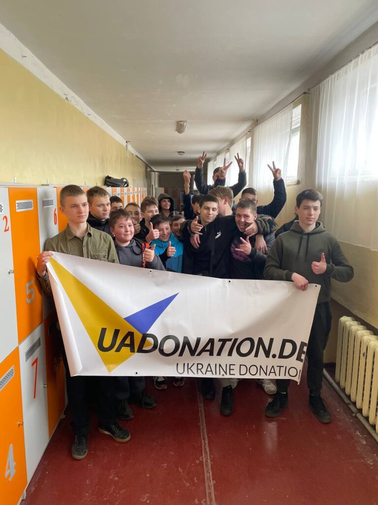 Разом з Ukraine Donation e.V. від Aventinus-Gymnasium ми змогли передати меблі для школи №24, даруючи дітям комфорт та можливість вчитися в сприятливому середовищі. 