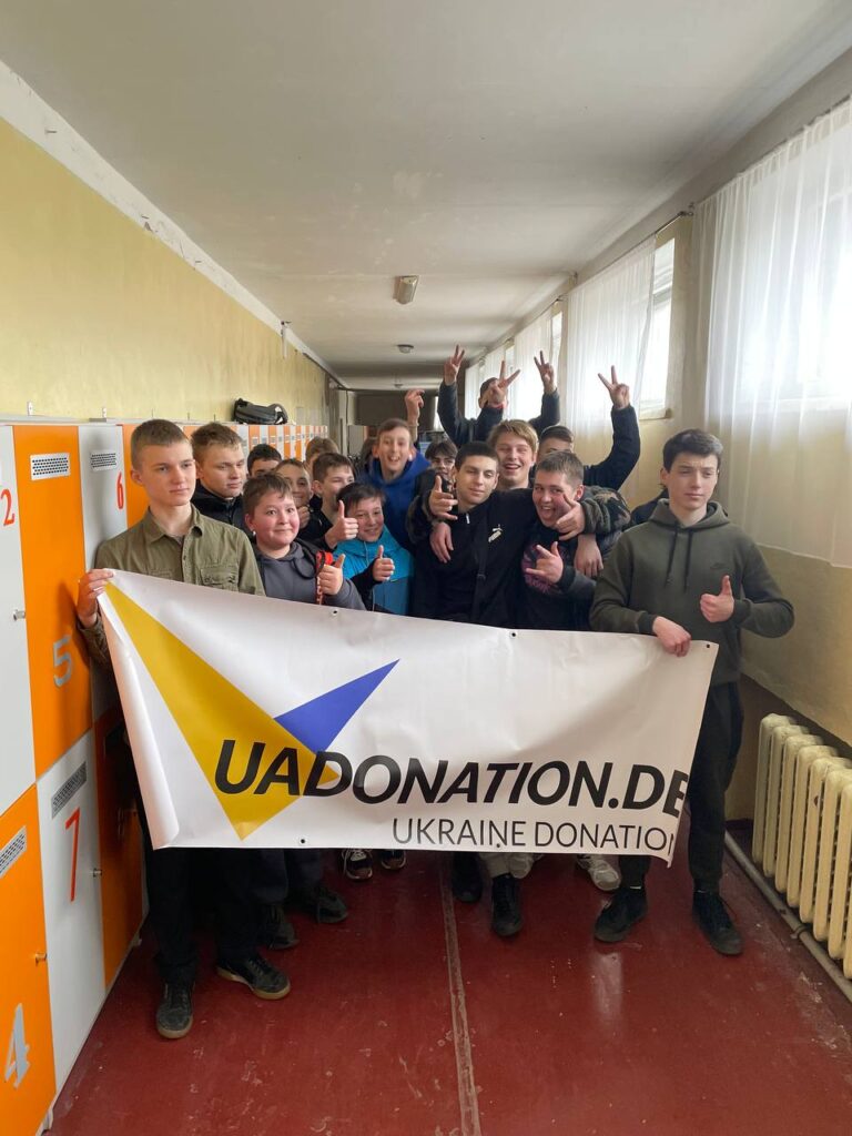Разом з Ukraine Donation e.V. від Aventinus-Gymnasium ми змогли передати меблі для школи №24, даруючи дітям комфорт та можливість вчитися в сприятливому середовищі. 