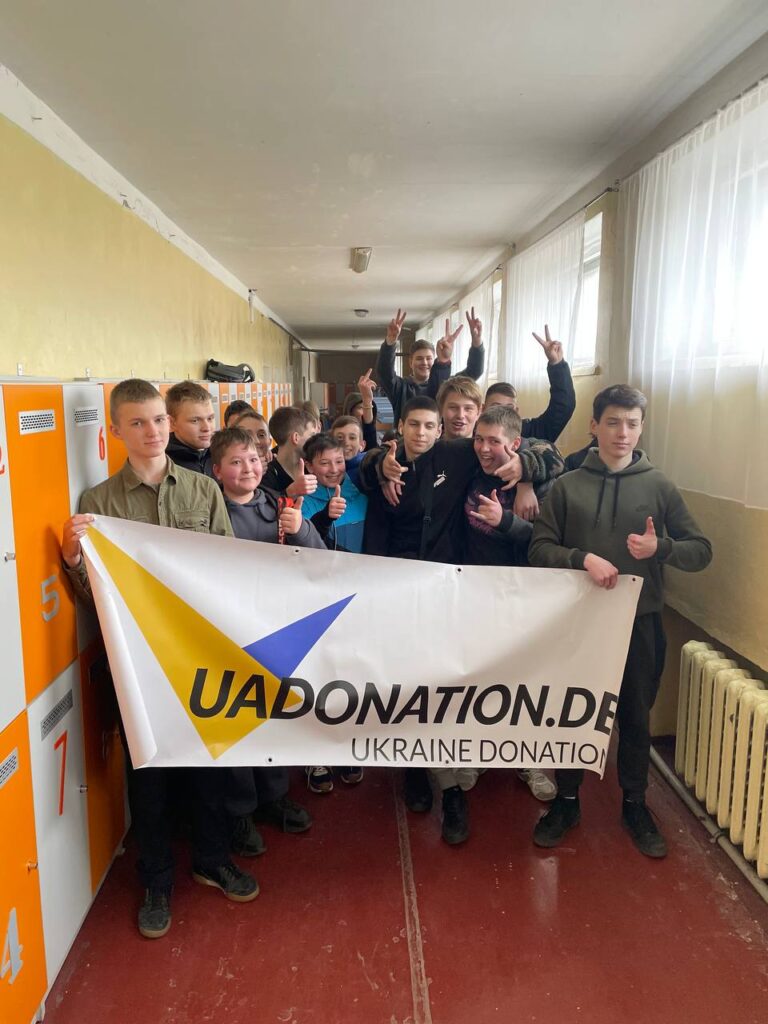 Разом з Ukraine Donation e.V. від Aventinus-Gymnasium ми змогли передати меблі для школи №24, даруючи дітям комфорт та можливість вчитися в сприятливому середовищі. 