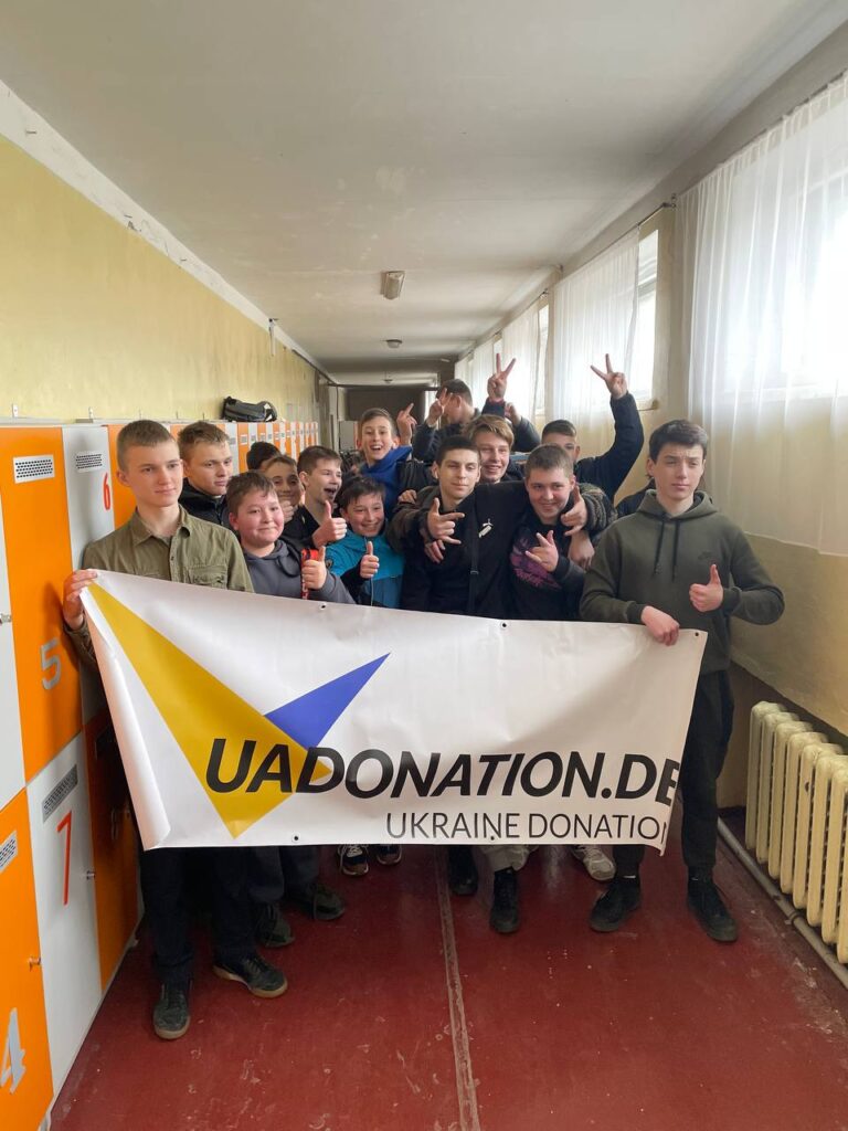 Разом з Ukraine Donation e.V. від Aventinus-Gymnasium ми змогли передати меблі для школи №24, даруючи дітям комфорт та можливість вчитися в сприятливому середовищі. 