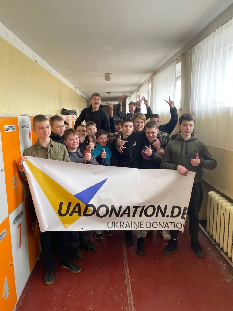 Разом з Ukraine Donation e.V. від Aventinus-Gymnasium ми змогли передати меблі для школи №24, даруючи дітям комфорт та можливість вчитися в сприятливому середовищі. 