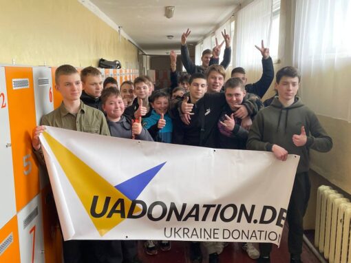 Разом з Ukraine Donation e.V. від Aventinus-Gymnasium ми змогли передати меблі для школи №24, даруючи дітям комфорт та можливість вчитися в сприятливому середовищі. 