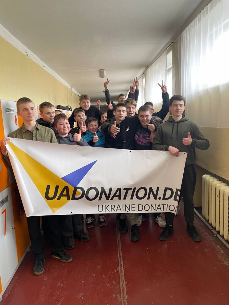 Разом з Ukraine Donation e.V. від Aventinus-Gymnasium ми змогли передати меблі для школи №24, даруючи дітям комфорт та можливість вчитися в сприятливому середовищі. 