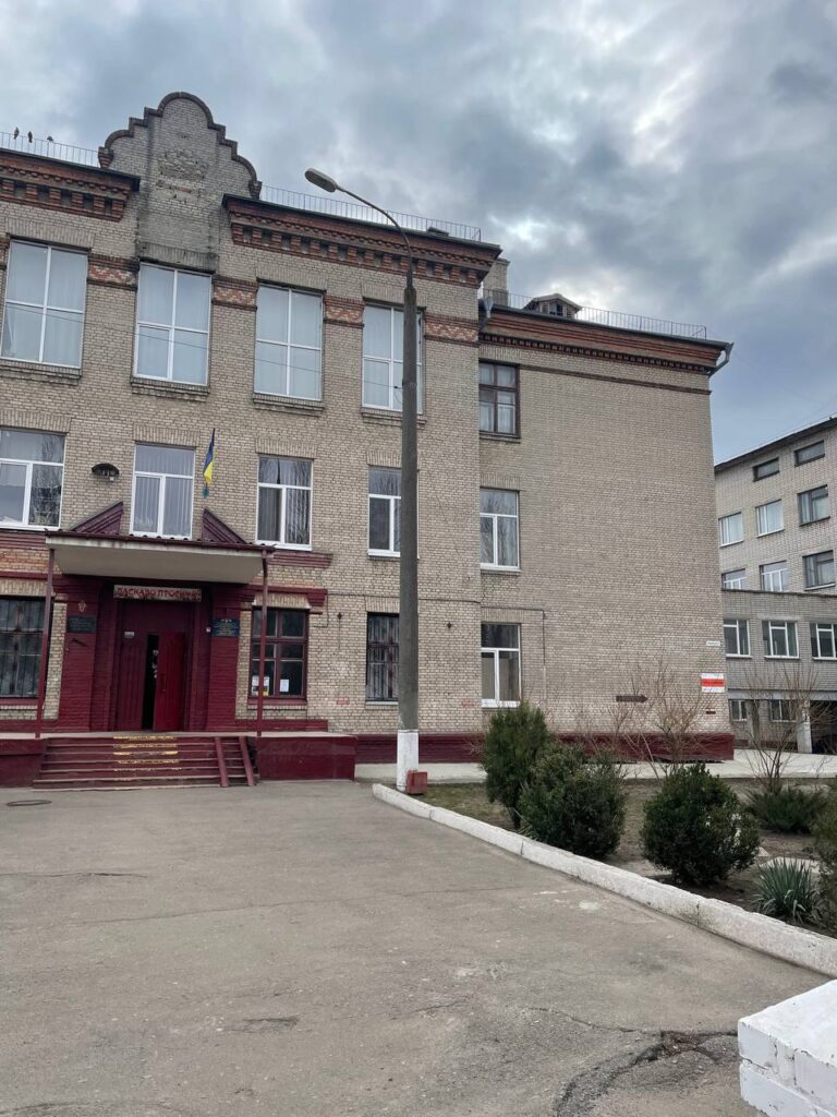 Разом з Ukraine Donation e.V. від Aventinus-Gymnasium ми змогли передати меблі для школи №24, даруючи дітям комфорт та можливість вчитися в сприятливому середовищі. 