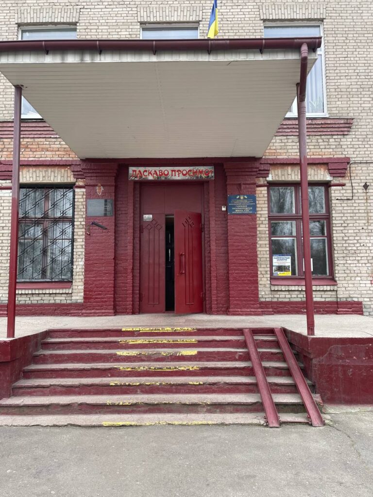 Разом з Ukraine Donation e.V. від Aventinus-Gymnasium ми змогли передати меблі для школи №24, даруючи дітям комфорт та можливість вчитися в сприятливому середовищі. 