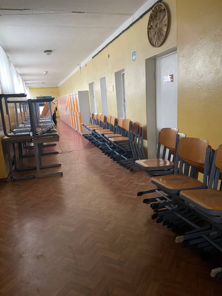 Разом з Ukraine Donation e.V. від Aventinus-Gymnasium ми змогли передати меблі для школи №24, даруючи дітям комфорт та можливість вчитися в сприятливому середовищі. 