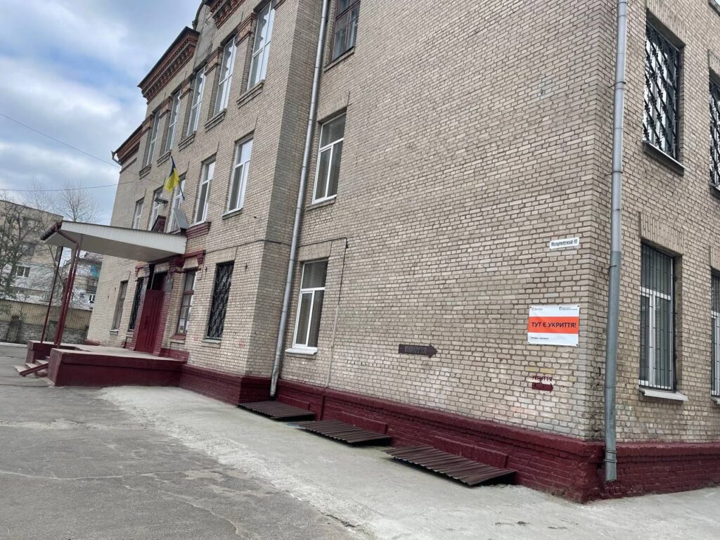 Разом з Ukraine Donation e.V. від Aventinus-Gymnasium ми змогли передати меблі для школи №24, даруючи дітям комфорт та можливість вчитися в сприятливому середовищі. 