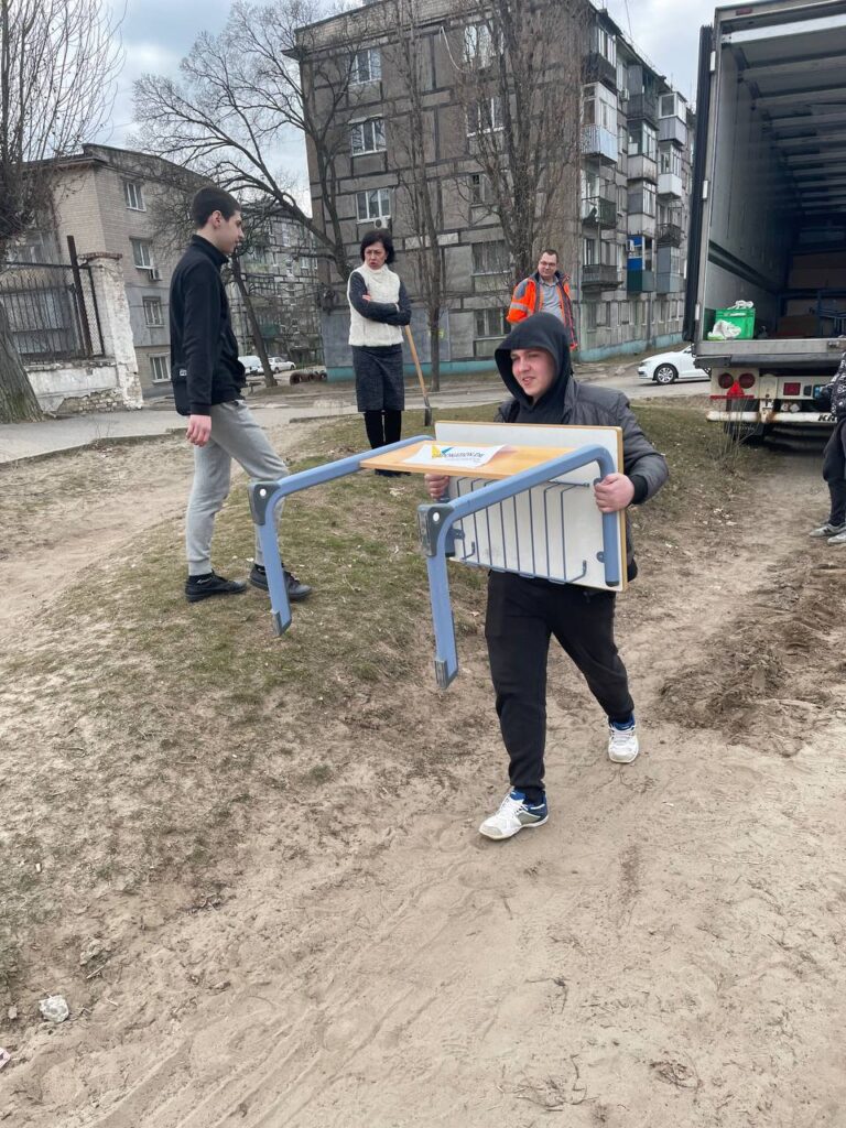 Разом з Ukraine Donation e.V. від Aventinus-Gymnasium ми змогли передати меблі для школи №24, даруючи дітям комфорт та можливість вчитися в сприятливому середовищі. 