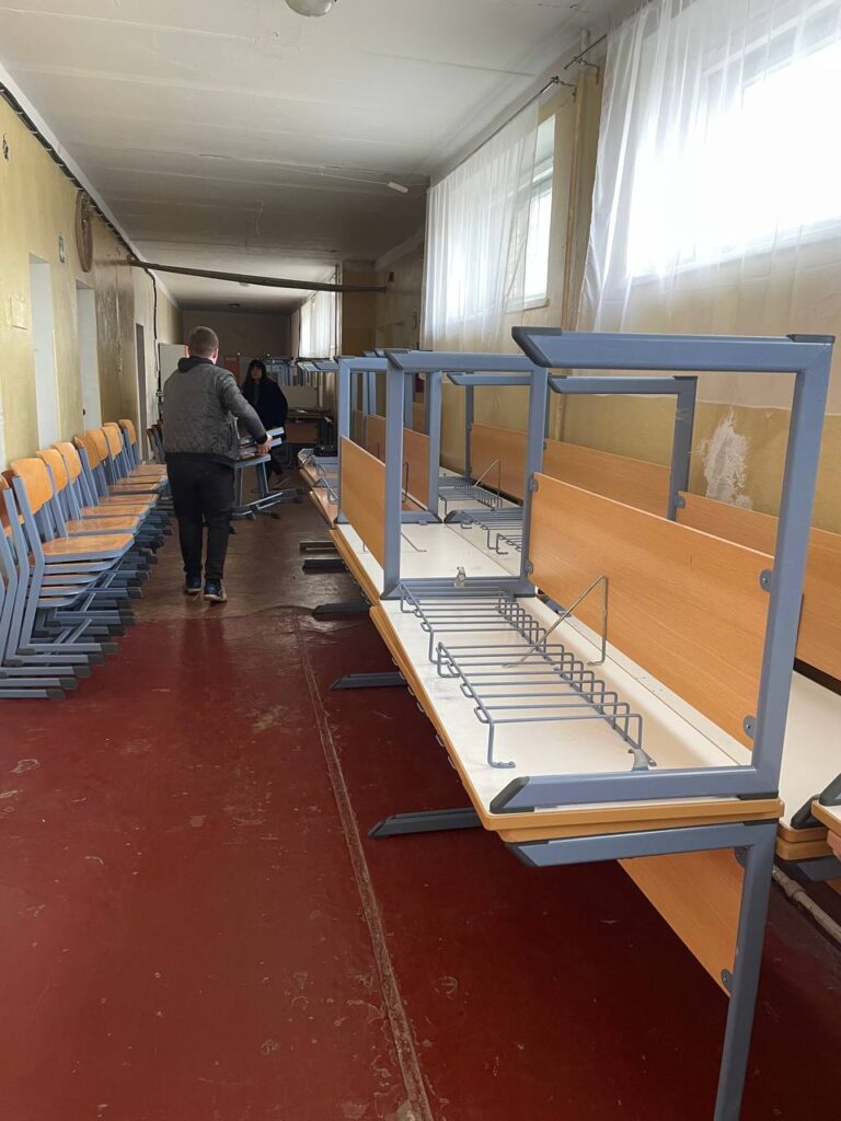 Разом з Ukraine Donation e.V. від Aventinus-Gymnasium ми змогли передати меблі для школи №24, даруючи дітям комфорт та можливість вчитися в сприятливому середовищі. 
