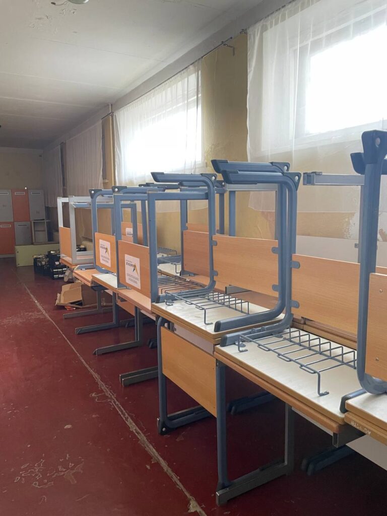 Разом з Ukraine Donation e.V. від Aventinus-Gymnasium ми змогли передати меблі для школи №24, даруючи дітям комфорт та можливість вчитися в сприятливому середовищі. 