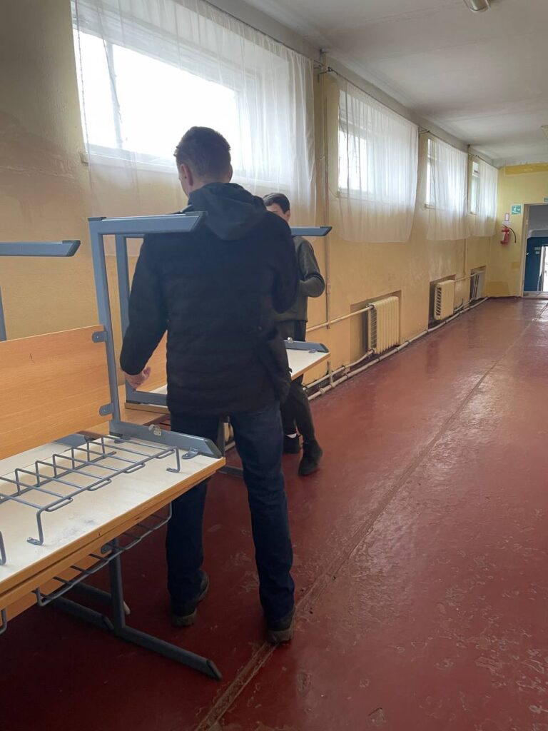 Разом з Ukraine Donation e.V. від Aventinus-Gymnasium ми змогли передати меблі для школи №24, даруючи дітям комфорт та можливість вчитися в сприятливому середовищі. 
