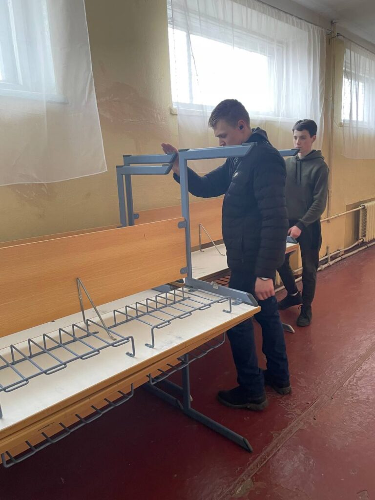 Разом з Ukraine Donation e.V. від Aventinus-Gymnasium ми змогли передати меблі для школи №24, даруючи дітям комфорт та можливість вчитися в сприятливому середовищі. 