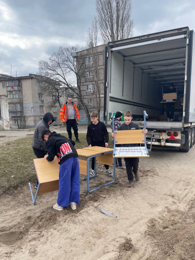 Разом з Ukraine Donation e.V. від Aventinus-Gymnasium ми змогли передати меблі для школи №24, даруючи дітям комфорт та можливість вчитися в сприятливому середовищі. 