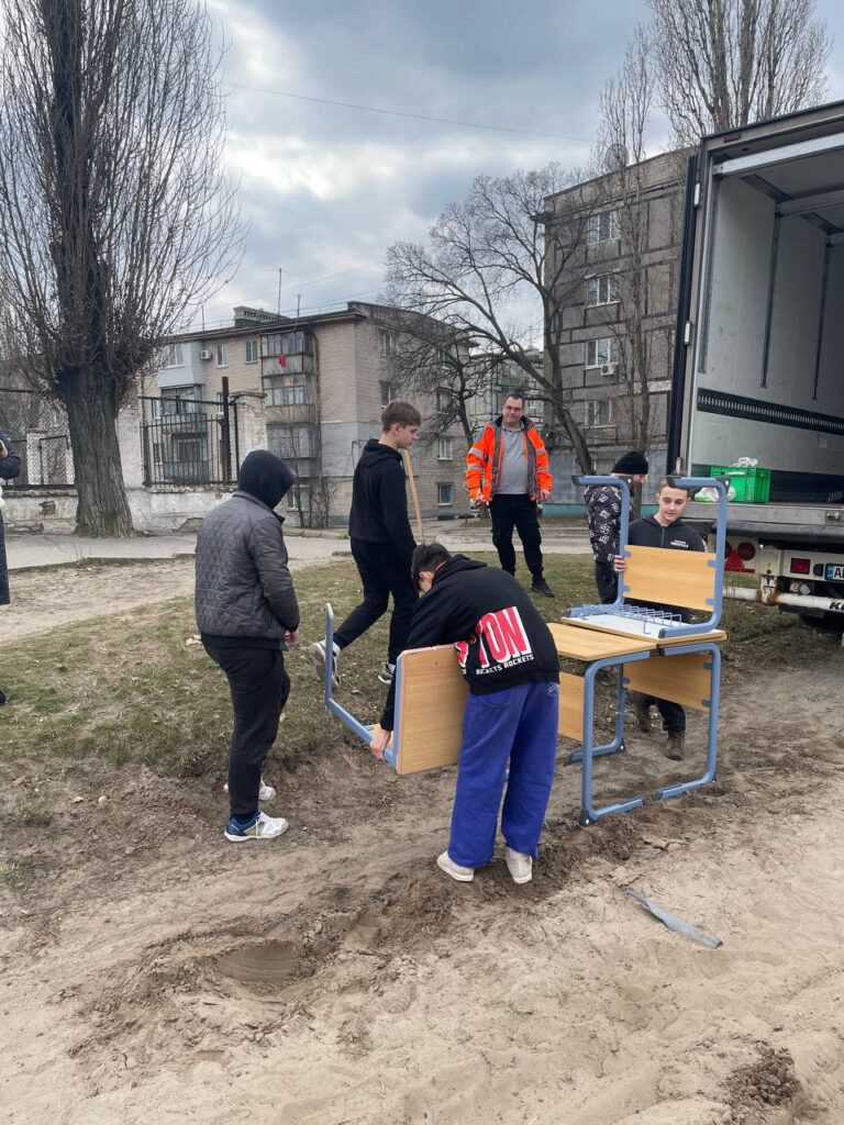 Разом з Ukraine Donation e.V. від Aventinus-Gymnasium ми змогли передати меблі для школи №24, даруючи дітям комфорт та можливість вчитися в сприятливому середовищі. 
