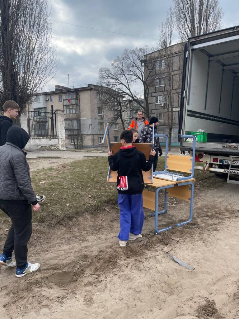 Разом з Ukraine Donation e.V. від Aventinus-Gymnasium ми змогли передати меблі для школи №24, даруючи дітям комфорт та можливість вчитися в сприятливому середовищі. 